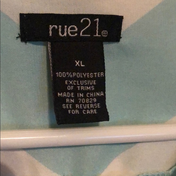 100% polyester exclusive of trims - Picture 3 of 3